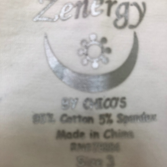 Ladies Chico’s Beautiful Flower Top - Picture 4 of 4